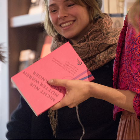 Bild Frau mit Buch in der Hand "Nicht nur Mütter werden schwanger"